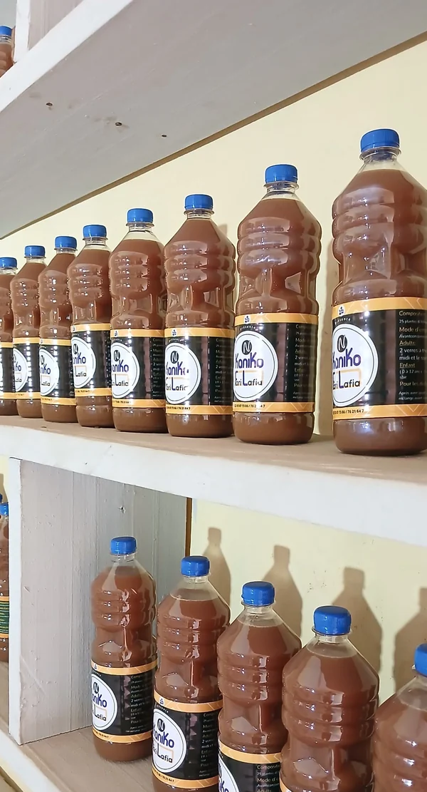 Bouteilles de Fari Lafia présentées sur des étagères en angle