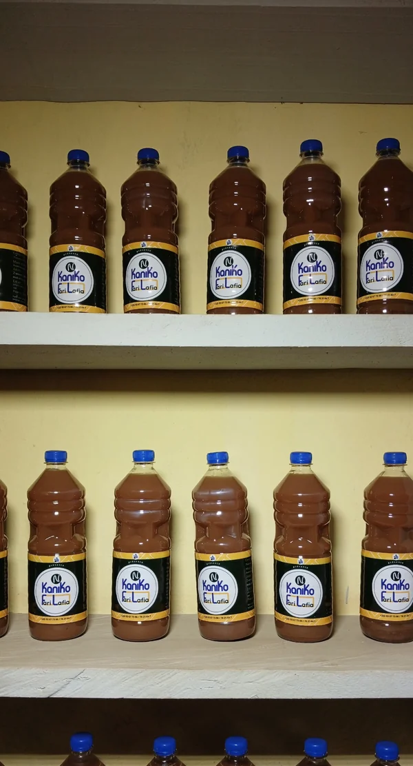 Une rangée de bouteilles Fari Lafia sur une étagère