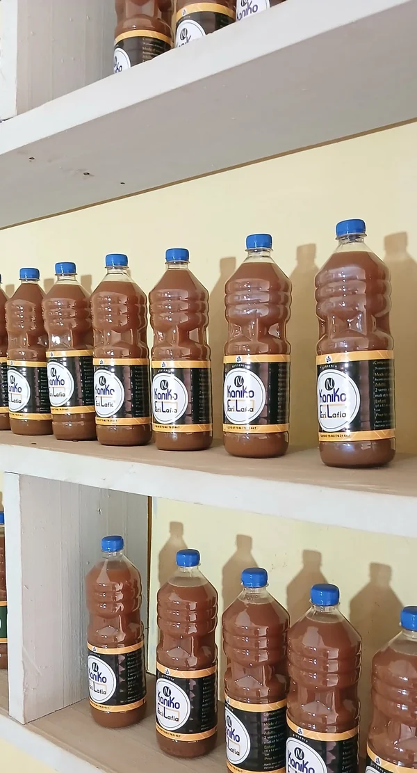 Plusieurs rangées de bouteilles Fari Lafia sur des étagères